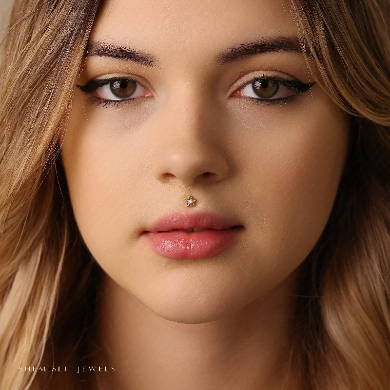 Pearl - Set Minimalist Stud Earrings in White for a Classic and Elegant AppearanceTiny Star Threadless Flat Back Lip Labret Stud, 18,16ga, 6-10mm Unisex, Surgical Steel SHEMISLI SS905