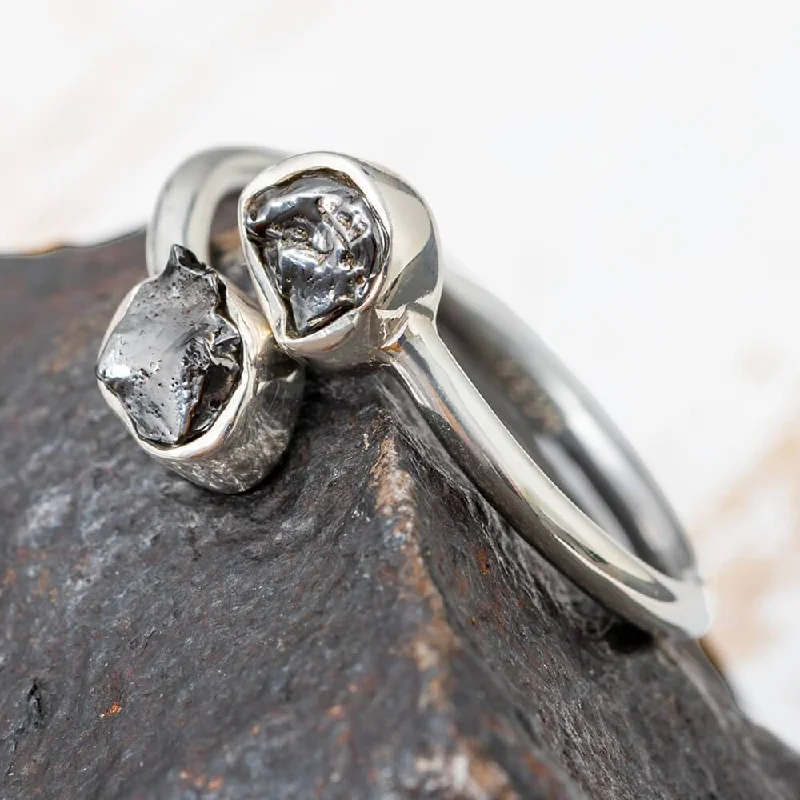 Pearl - Adorned Fashion Rings in Gold - Tone Alloy for a Sophisticated LookShooting Star Double Meteorite Ring Pearl - Adorned Fashion Rings in Gold - Tone Alloy for a Sophisticated LookShooting Star Double Meteorite Ring