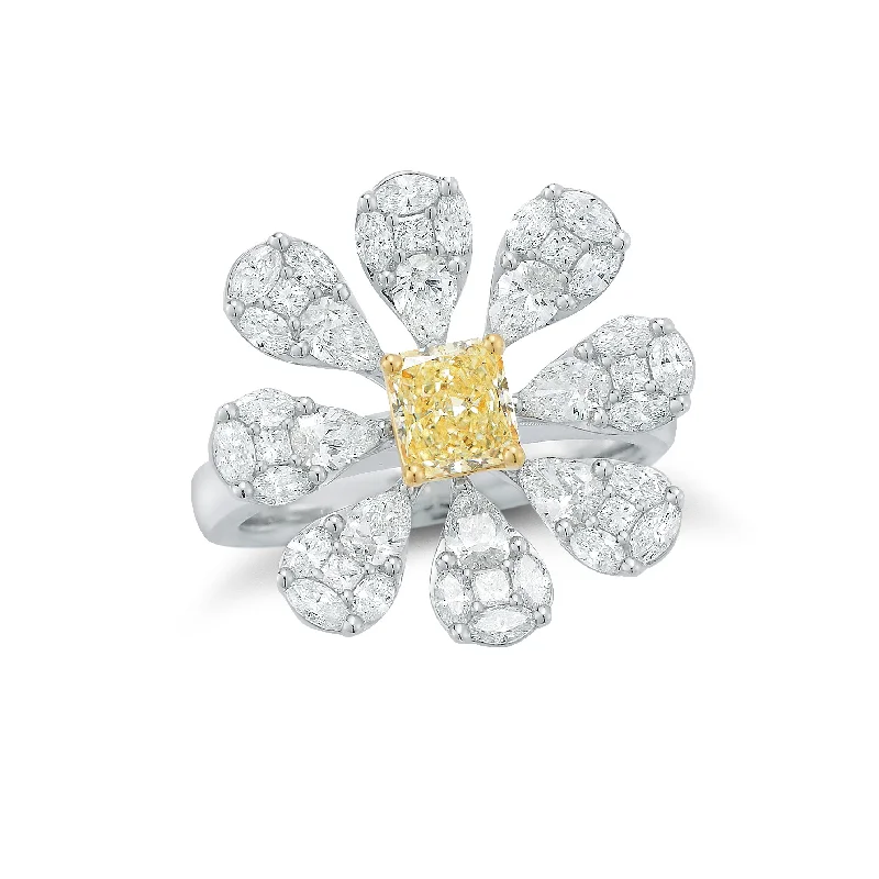 Statement - Making Fashion Rings in Gold - Plated Brass with Oversized Cubic Zirconia StonesBlossoming Diamond Flower Ring Statement - Making Fashion Rings in Gold - Plated Brass with Oversized Cubic Zirconia StonesBlossoming Diamond Flower Ring
