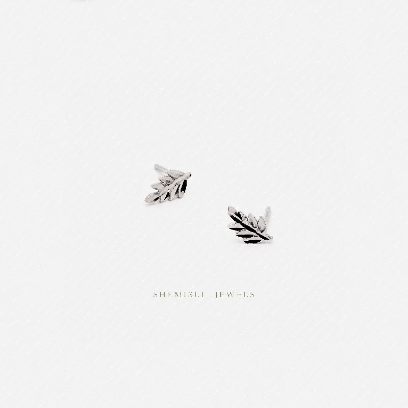 Pearl - Set Minimalist Stud Earrings in White for a Classic and Elegant AppearanceTiny Fern Leaf Stud Earrings, Gold, Silver SHEMISLI SS373 Pearl - Set Minimalist Stud Earrings in White for a Classic and Elegant AppearanceTiny Fern Leaf Stud Earrings, Gold, Silver SHEMISLI SS373