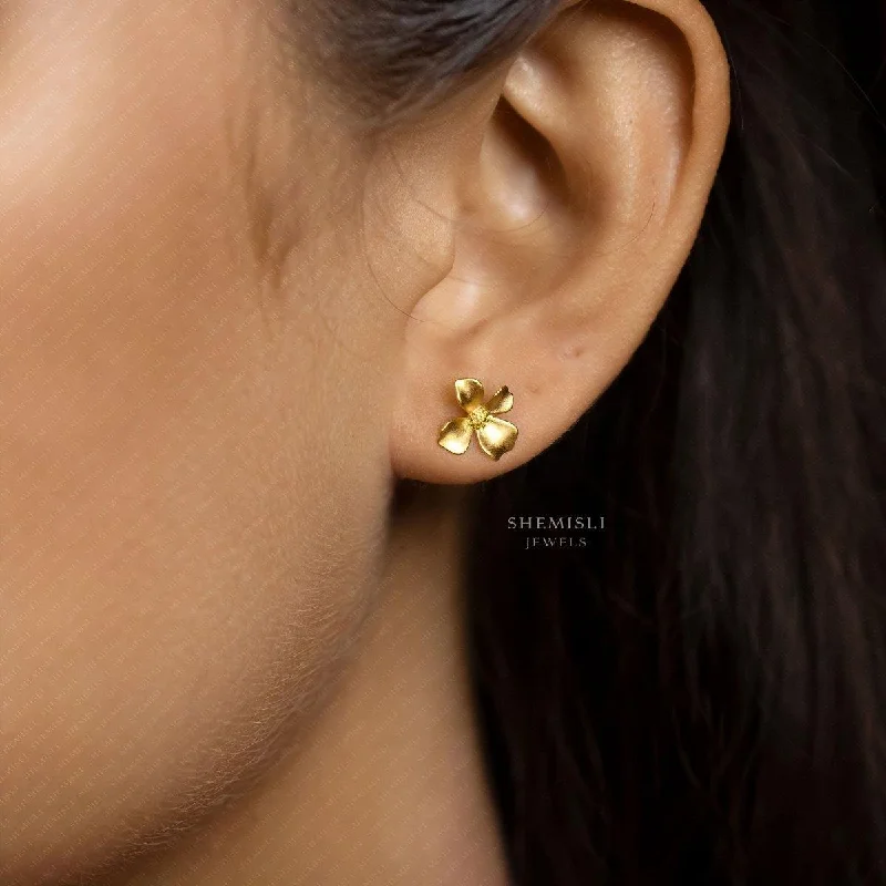 14K Gold Plated Heart - Shaped Stud Earrings for a Romantic and Feminine LookMustard Flower Stud Earrings, Gold, Silver SHEMISLI SS429 14K Gold Plated Heart - Shaped Stud Earrings for a Romantic and Feminine LookMustard Flower Stud Earrings, Gold, Silver SHEMISLI SS429