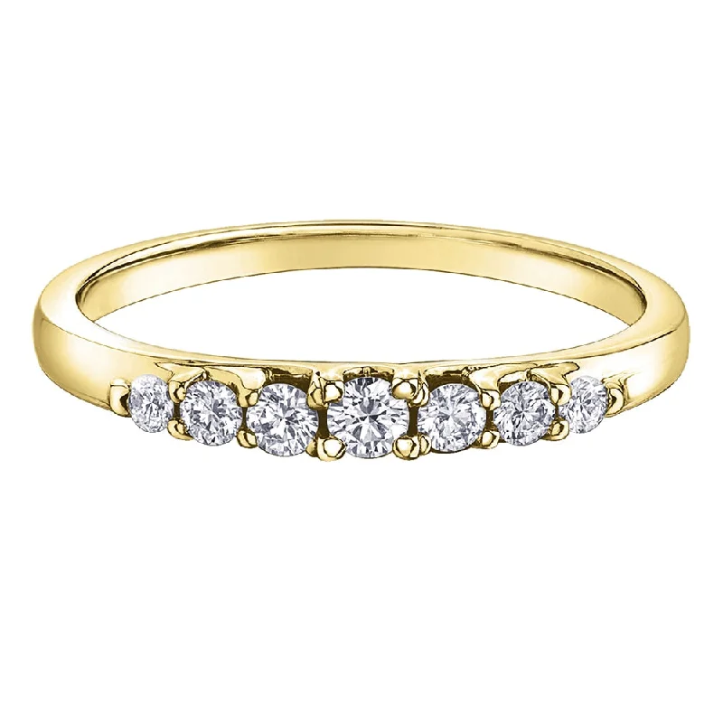 Halo - Style Women's Diamond Rings with a Center Diamond Surrounded by Smaller Diamonds in 18K GoldGraduated Canadian Diamond Band Halo - Style Women's Diamond Rings with a Center Diamond Surrounded by Smaller Diamonds in 18K GoldGraduated Canadian Diamond Band