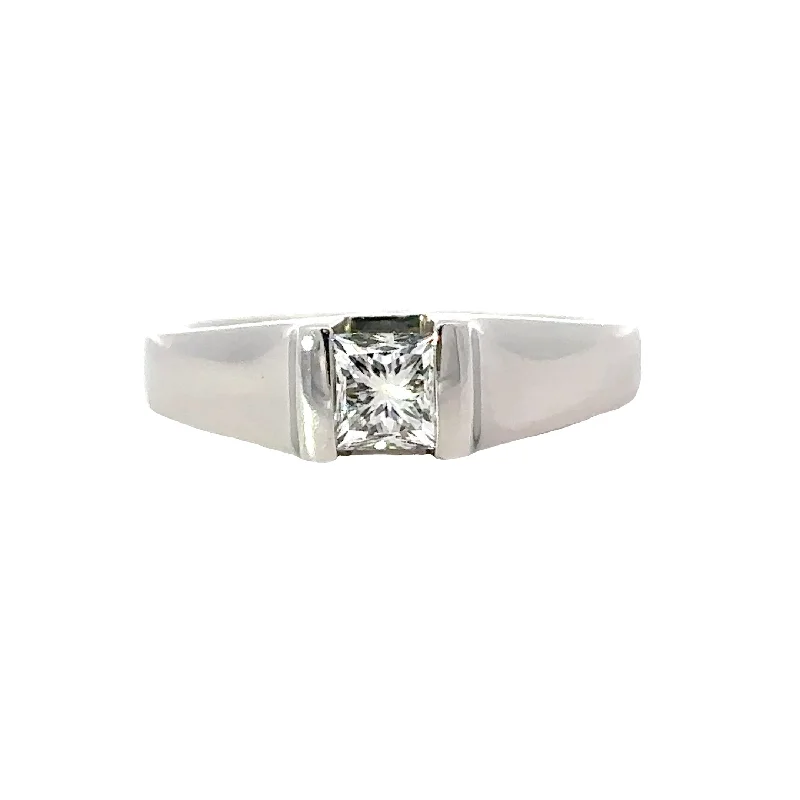 Halo - Style Women's Diamond Rings with a Center Diamond Surrounded by Smaller Diamonds in 18K GoldPrincess Cut Diamond Solitaire Ring Halo - Style Women's Diamond Rings with a Center Diamond Surrounded by Smaller Diamonds in 18K GoldPrincess Cut Diamond Solitaire Ring
