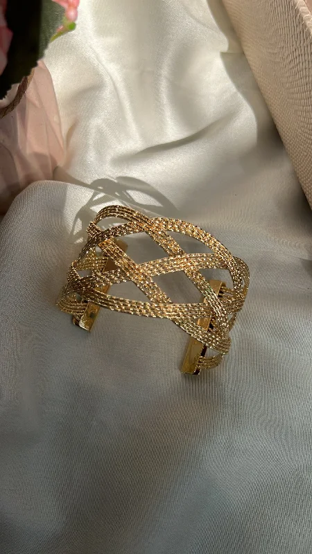 Bangle Bracelets with Celtic Knotwork for a Symbolic and Stylish LookKaya cuff bangle Bangle Bracelets with Celtic Knotwork for a Symbolic and Stylish LookKaya cuff bangle