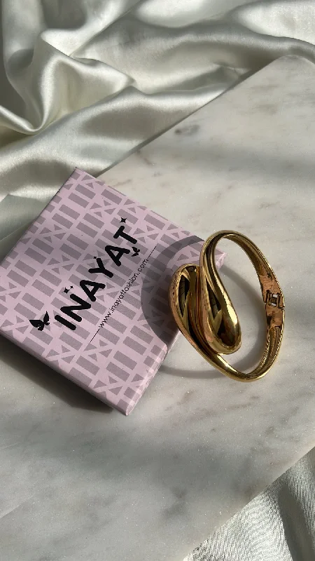 Bangle Sets with Mix - and - Match Patterns for a Versatile AccessoryVogue cuff