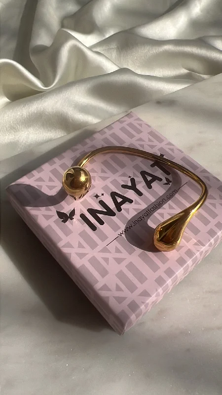 Bangle Sets with Mix - and - Match Patterns for a Versatile AccessoryDrop cuff