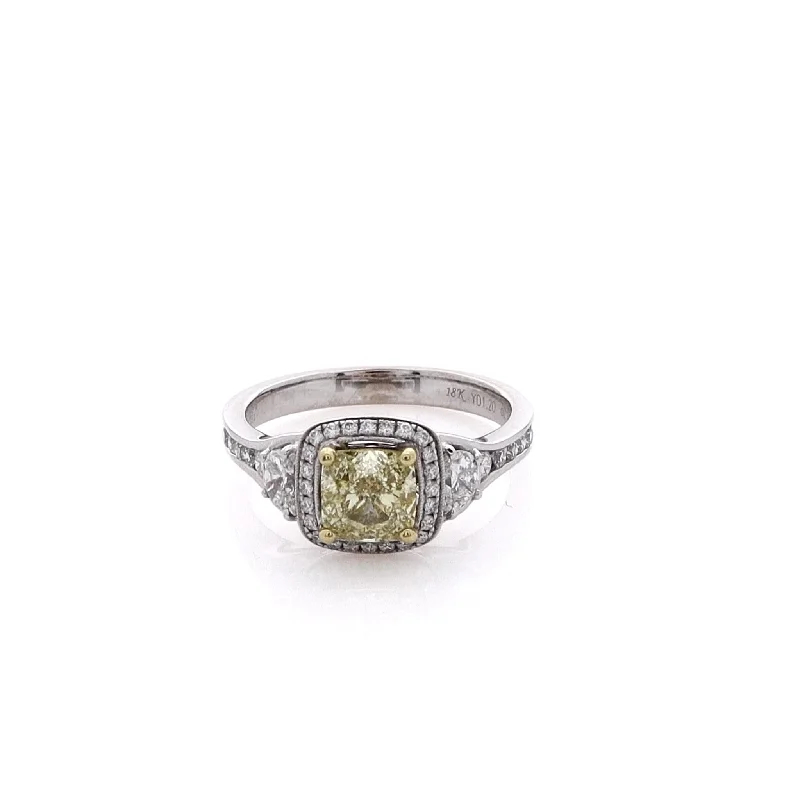 Solitaire Engagement Rings with a High - Clarity Round Diamond and Tapered BandEstate Simon G 18 Karat Two-Tone Diamond Engagement Ring with GIA Certification Solitaire Engagement Rings with a High - Clarity Round Diamond and Tapered BandEstate Simon G 18 Karat Two-Tone Diamond Engagement Ring with GIA Certification